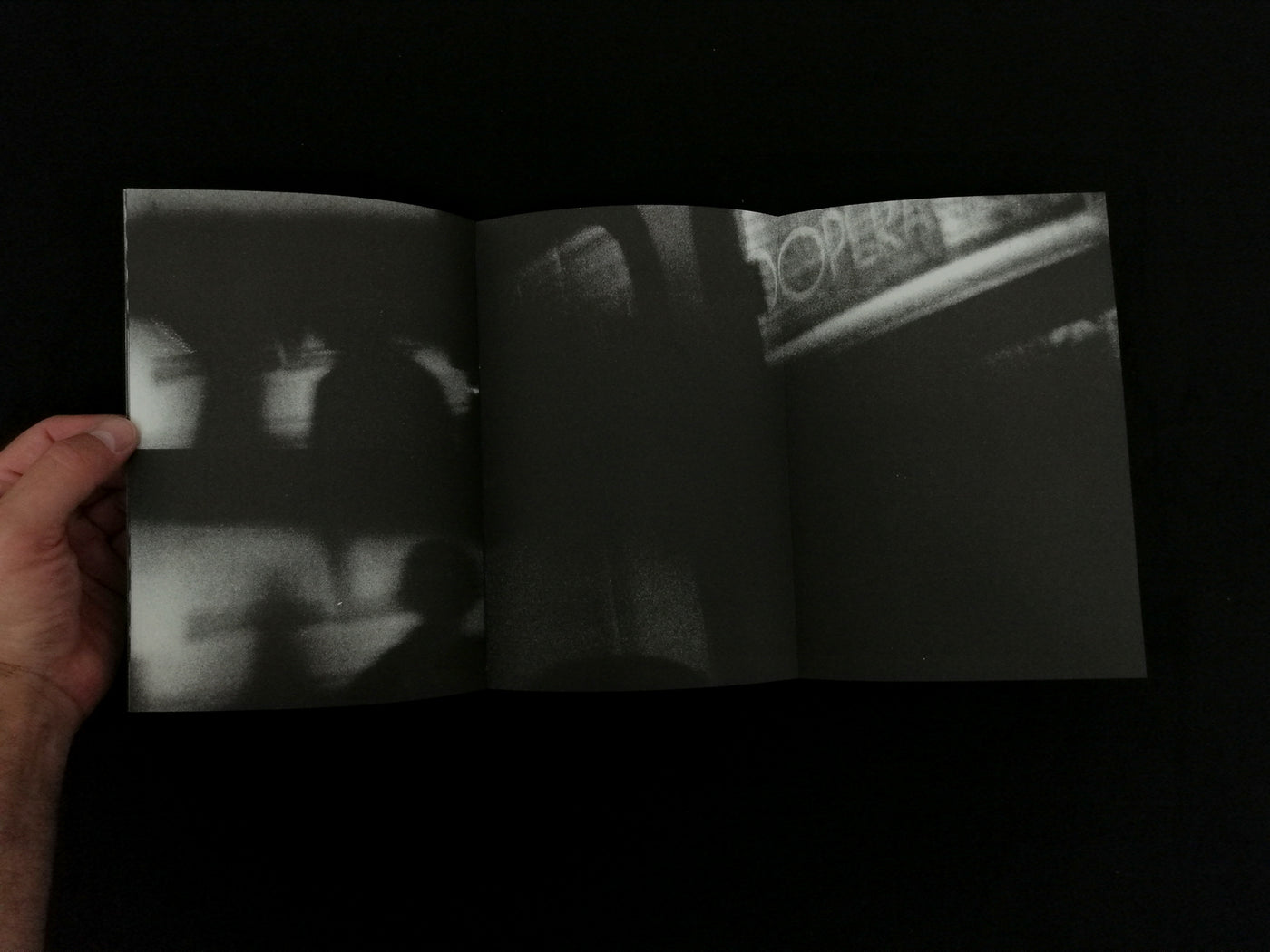 Invisible Economy of the Gaze through the Fingers 