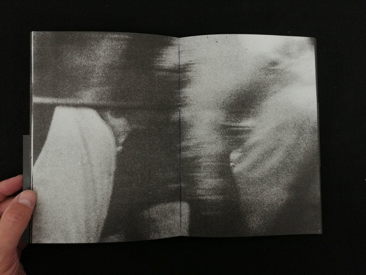 Invisible Economy of the Gaze through the Fingers 