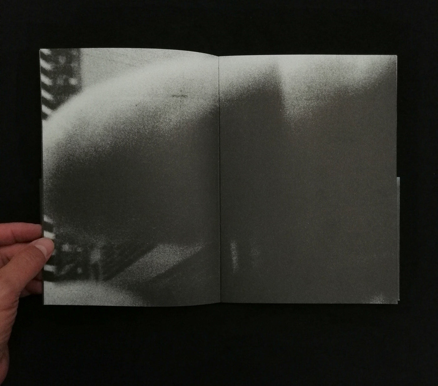 Invisible Economy of the Gaze through the Fingers 